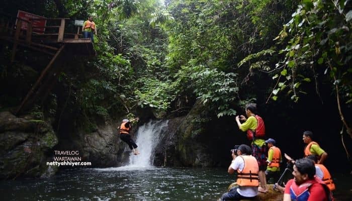 Berskirt Kembang Redah Tanah Aina Farrah Soraya